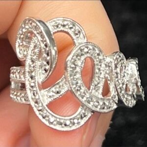 Dazzling Silver Women's Ring with Intricate Design